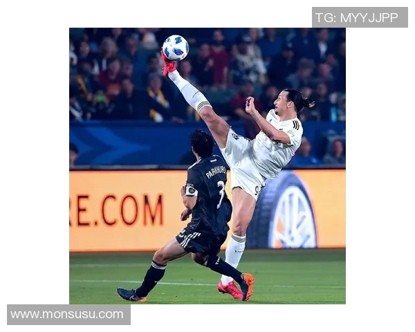 灰色头像足球明星男的传奇之路与场上风采解析 灰色头像足球明星男的传奇之路与场上风采解析