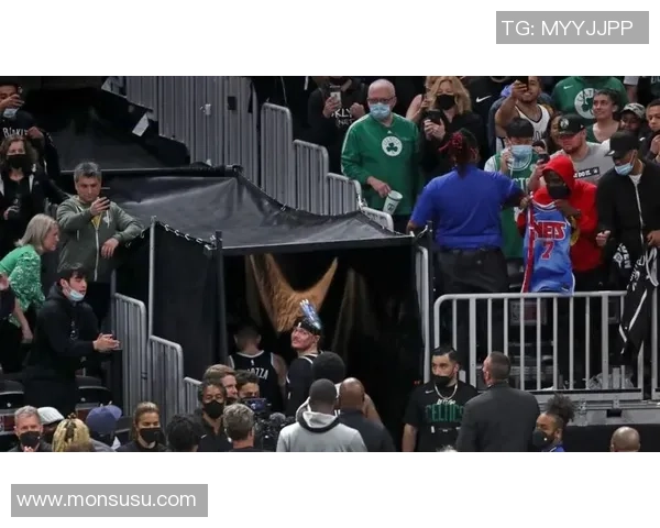 足球明星出行全程保镖护航视频揭秘安全背后的故事与挑战 足球明星出行全程保镖护航视频揭秘安全背后的故事与挑战