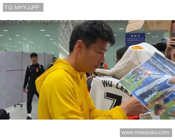 足球明星抵达城市瞬间下飞机视频引发球迷热议和欢呼声 足球明星抵达城市瞬间下飞机视频引发球迷热议和欢呼声