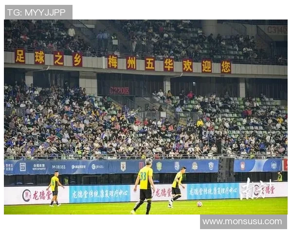 足球明星走进企业参观交流激发员工热情与团队合作精神 足球明星走进企业参观交流激发员工热情与团队合作精神